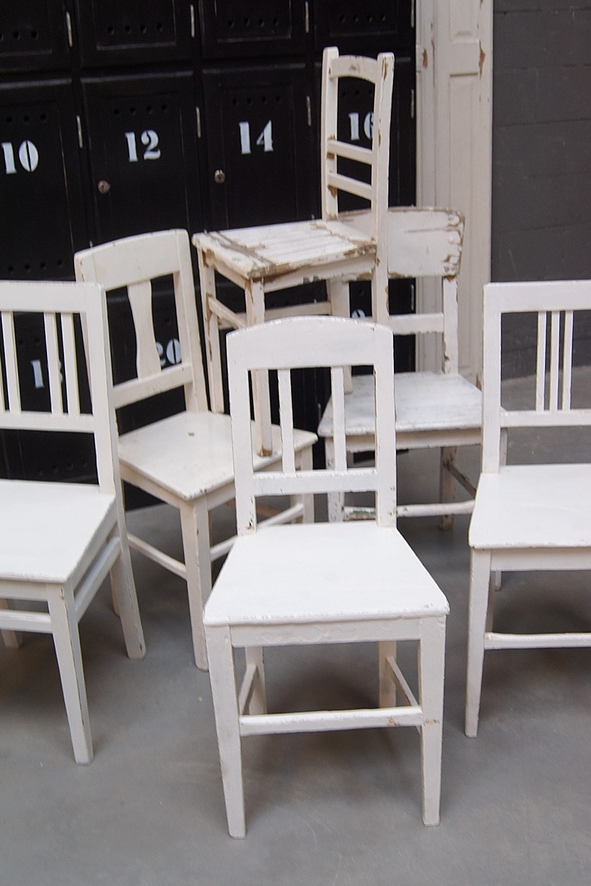 witte houten stoelen bij BASICS! | Old BASICS