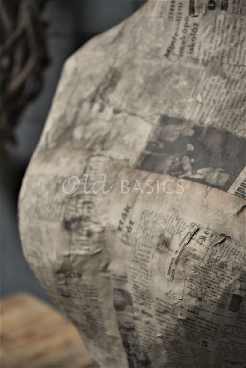 Detail van Paspop, grijs, bruin, materiaal hout