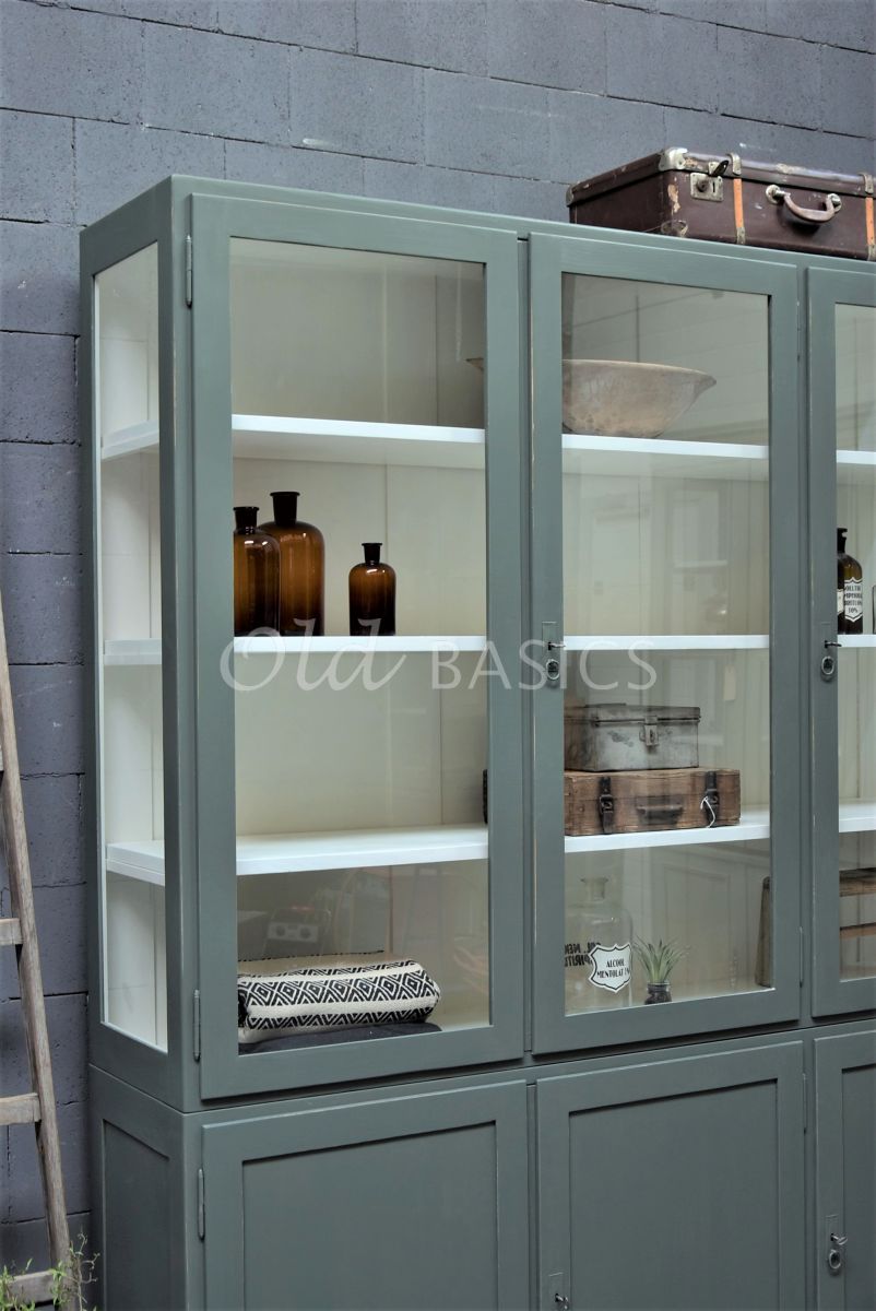 Detail van Vitrinekast Jeanette, 3 deuren, RAL7009, groen, grijs, materiaal hout