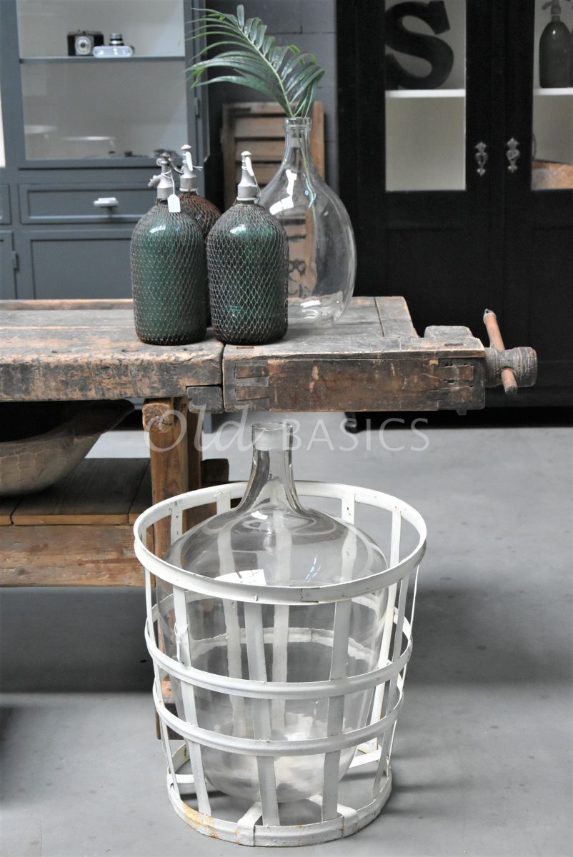Detail van Mand met vaas, materiaal glas