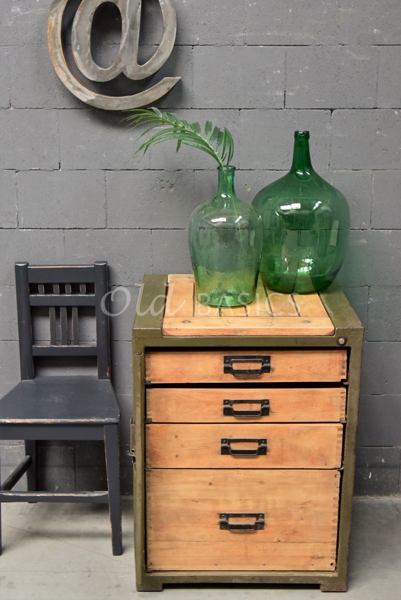 Detail van Ladenkast, naturel, materiaal staal