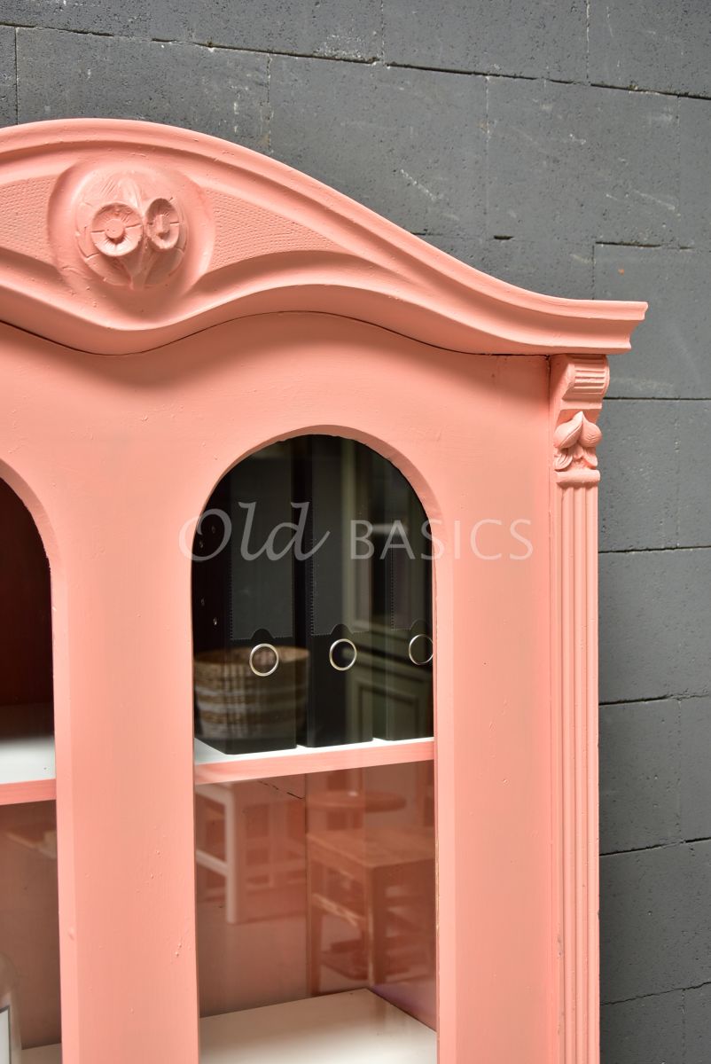 Detail van Vitrinekast, zalm, roze, materiaal hout