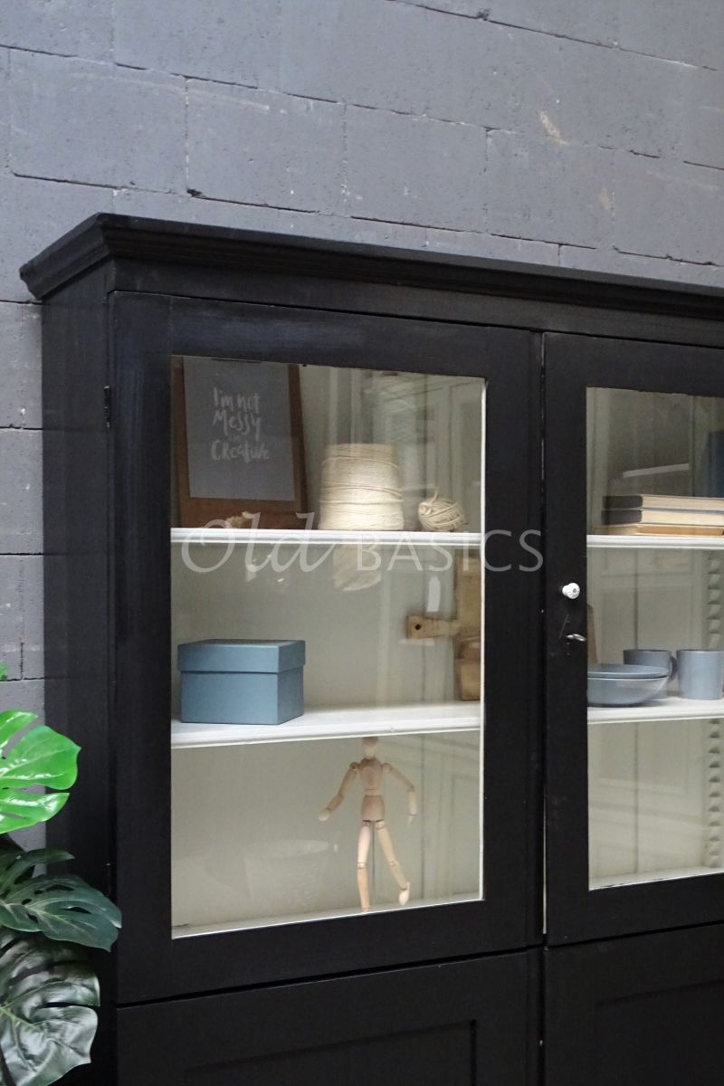 Detail van Vitrinekast, zwart, materiaal hout
