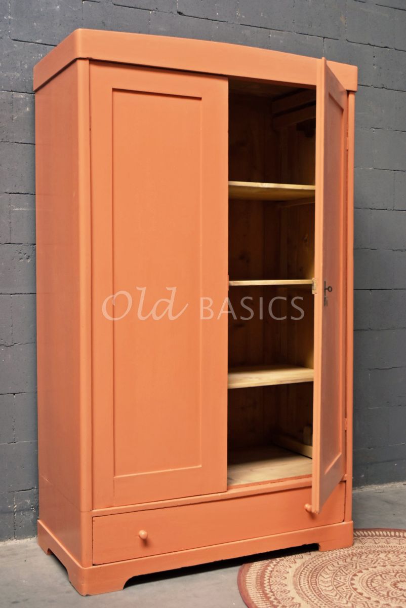 Detail van Kledingkast, oranje, materiaal hout