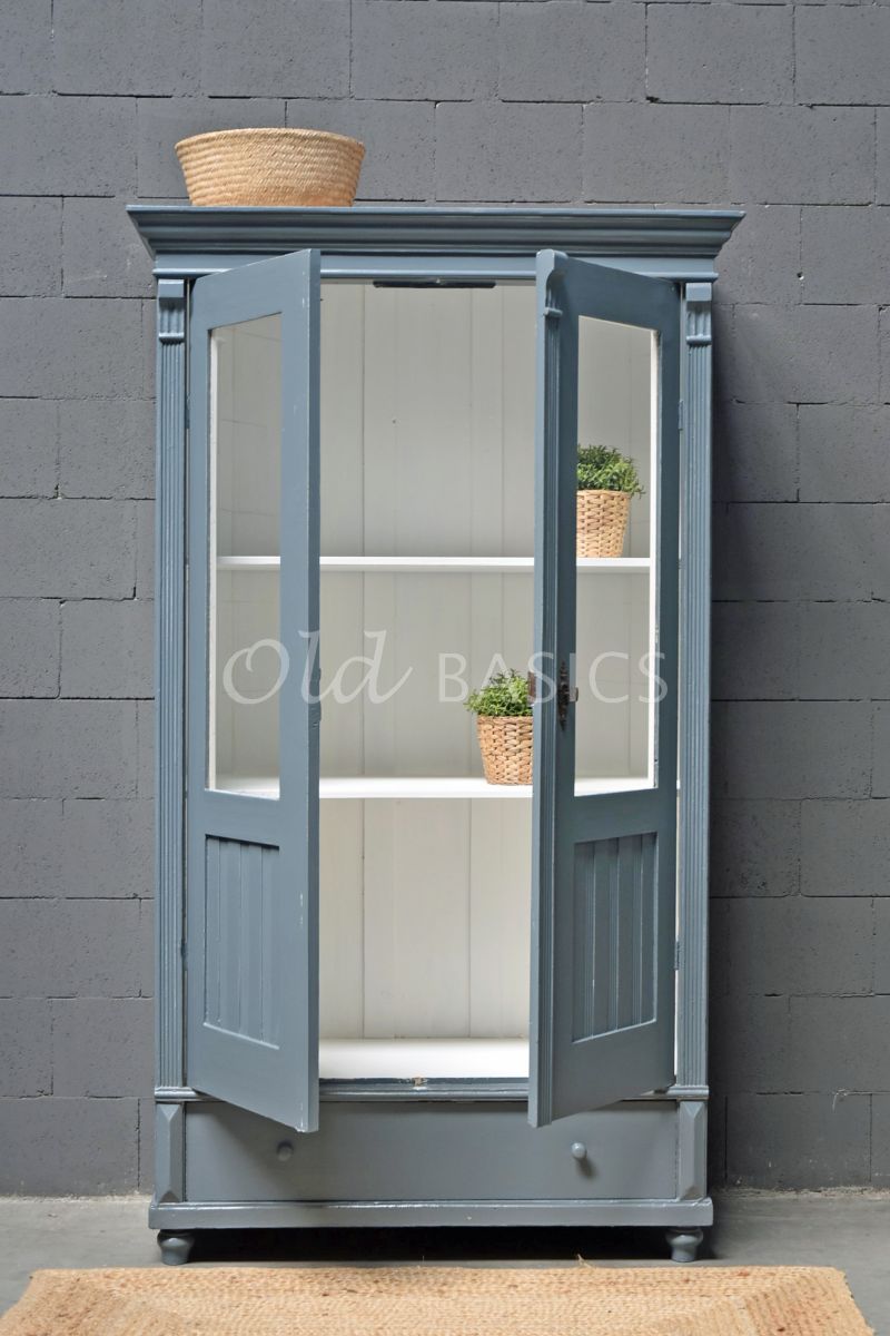 Detail van Vitrinekast, blauw, grijs, materiaal hout