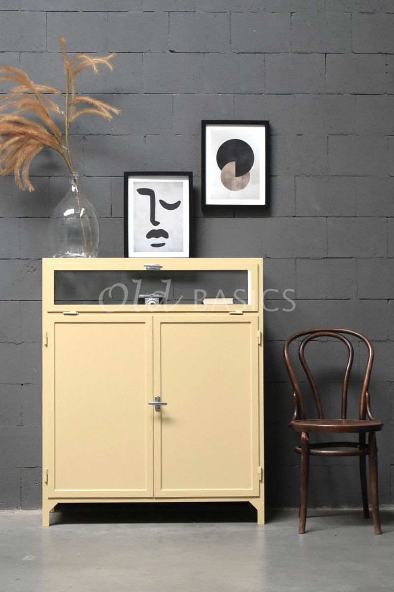 Detail van Dressoir Demi, 2 deuren, RAL1001, crème, geel, materiaal staal