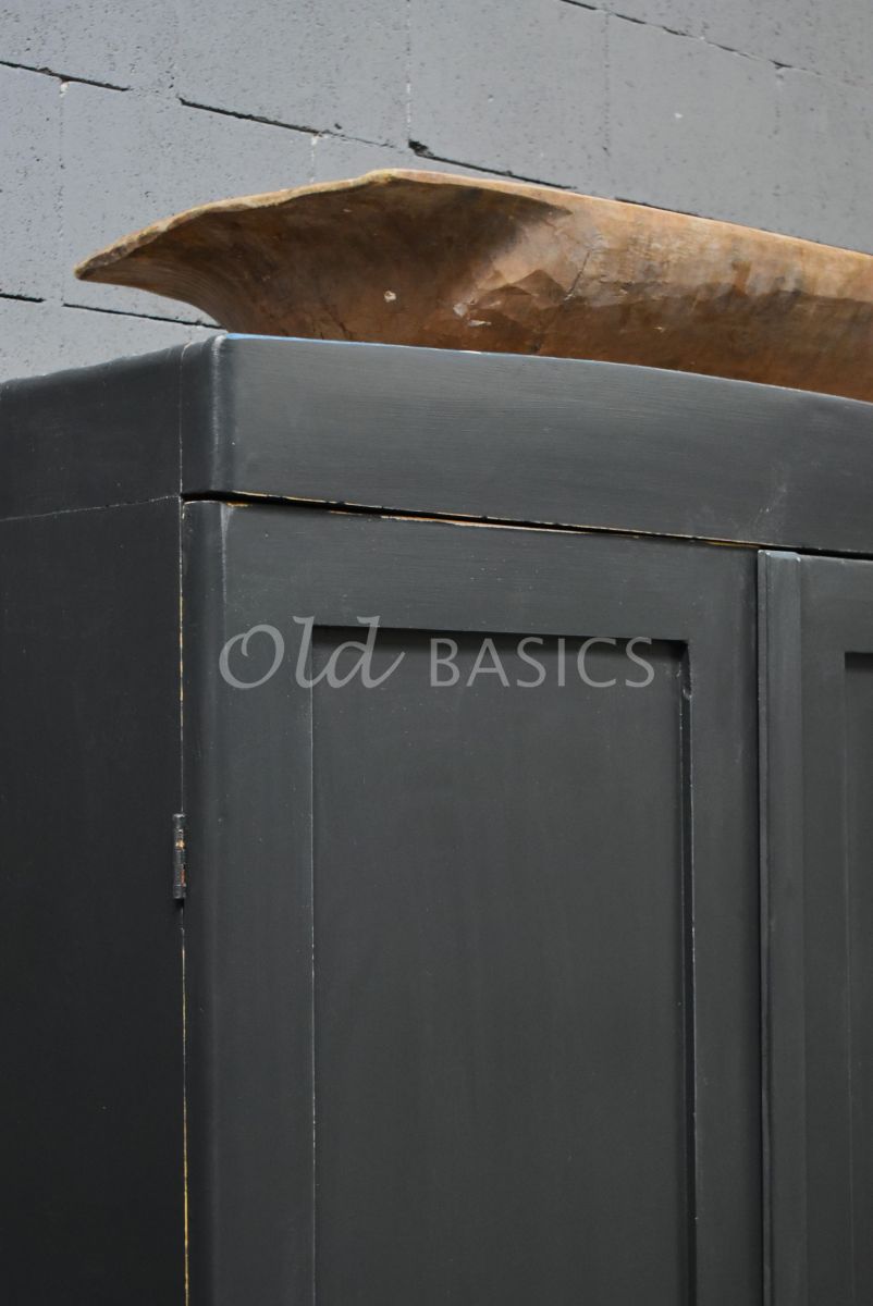 Detail van Kledingkast, grijs, zwart, materiaal hout