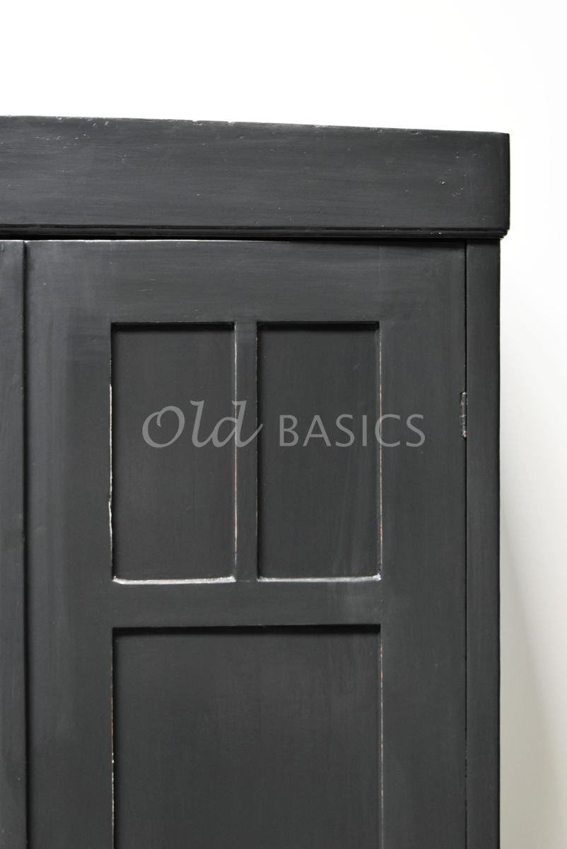 Detail van Kledingkast, zwart, grijs, materiaal hout