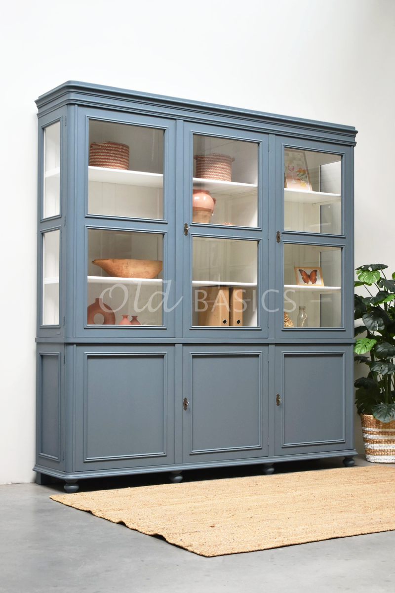 Detail van Vitrinekast Amiens, 3 deuren, RAL7031, grijs, blauw, materiaal hout