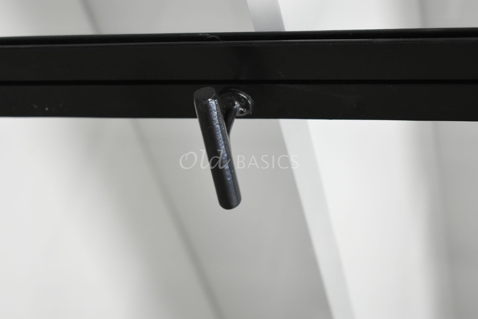 Detail van Apothekerskast Ilya trois NB, zwart, materiaal staal