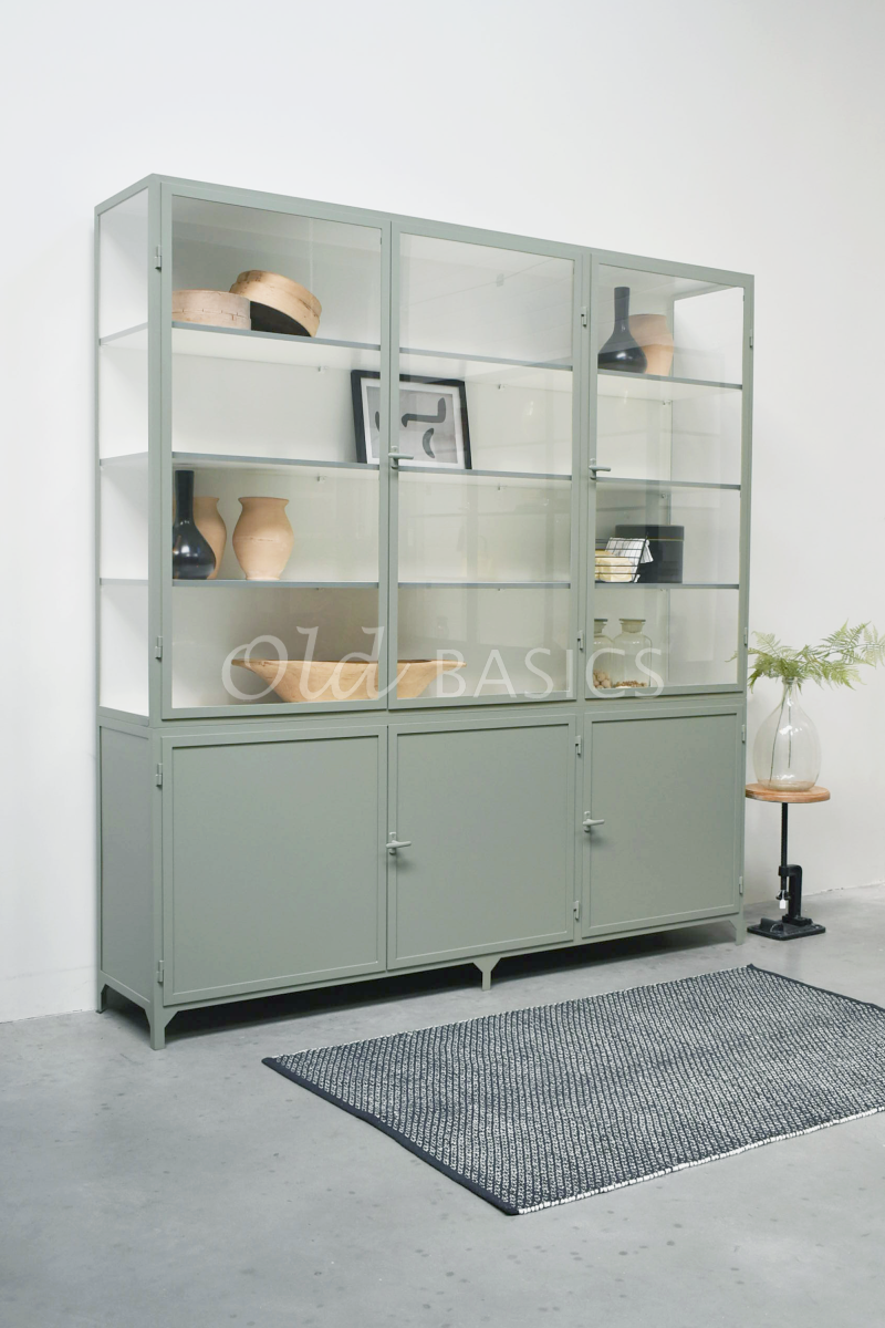 Detail van Apothekerskast Demi, 3 deuren, RAL7033, groen, grijs, materiaal staal