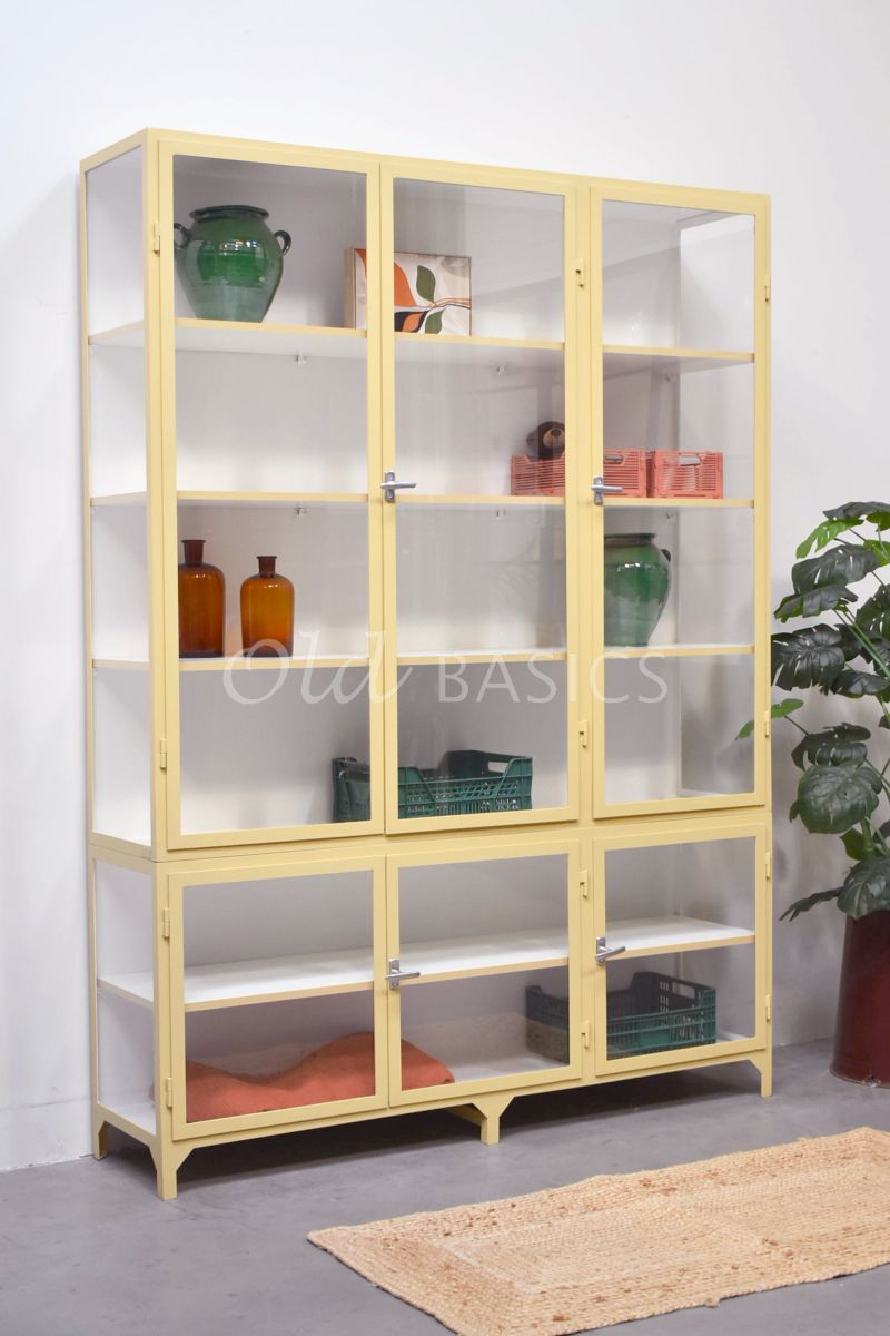 Detail van Apothekerskast Vitrine, 3 deuren, RAL1001, geel, crème, materiaal staal