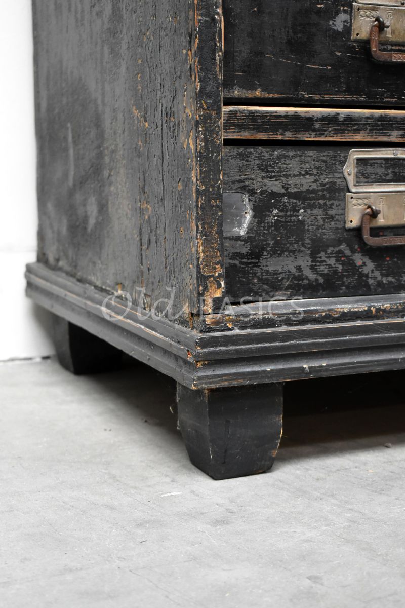 Detail van Ladenkast, grijs, zwart, materiaal hout