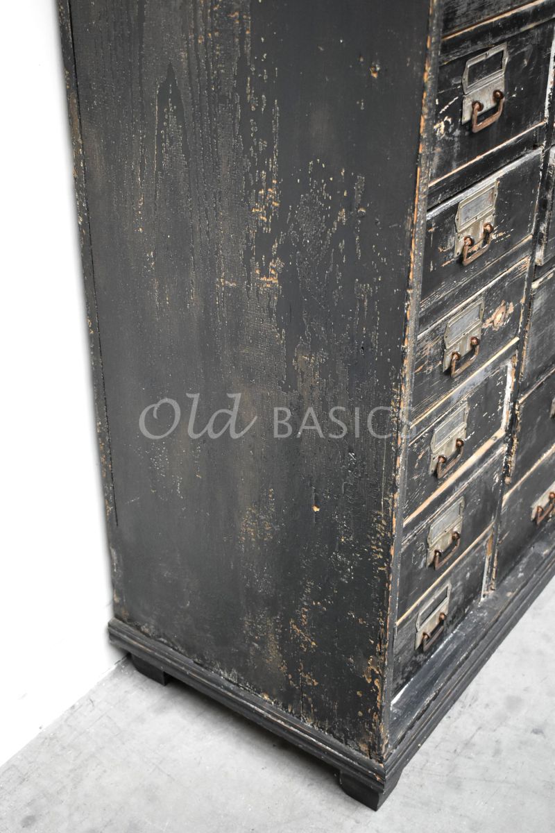 Detail van Ladenkast, grijs, zwart, materiaal hout