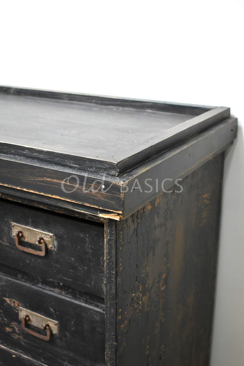 Detail van Ladenkast, grijs, zwart, materiaal hout