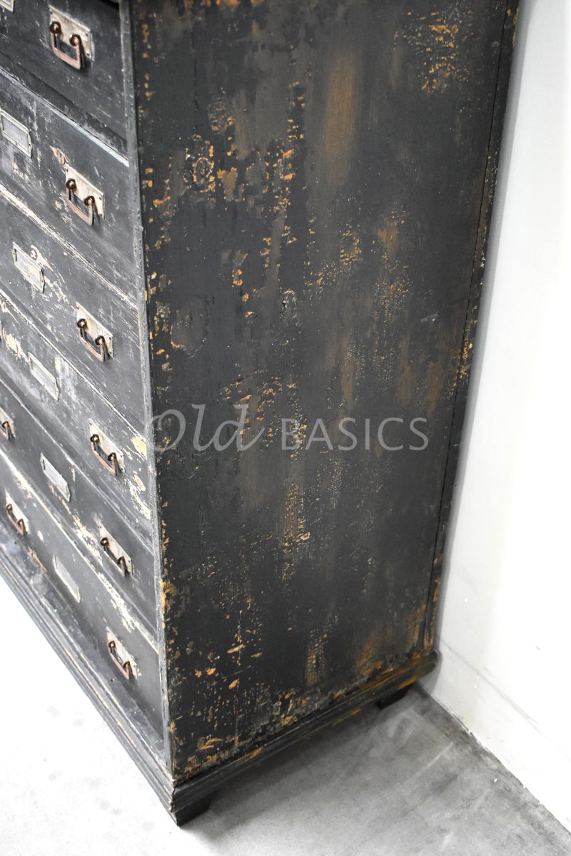 Detail van Ladenkast, grijs, zwart, materiaal hout