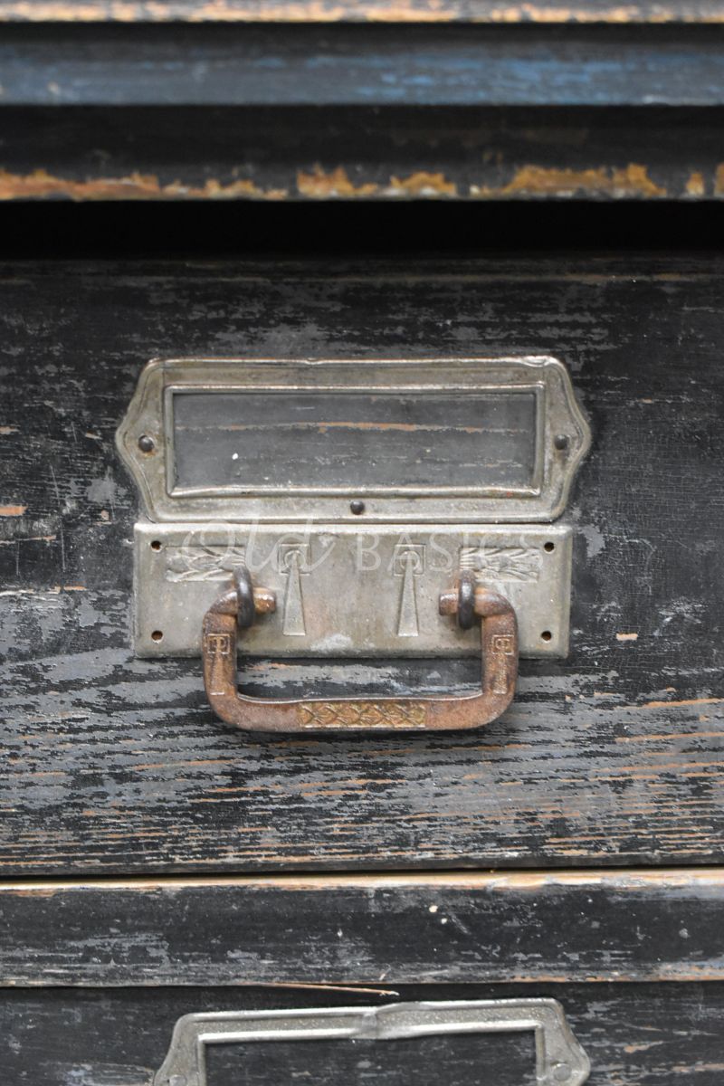 Detail van Ladenkast, grijs, zwart, materiaal hout