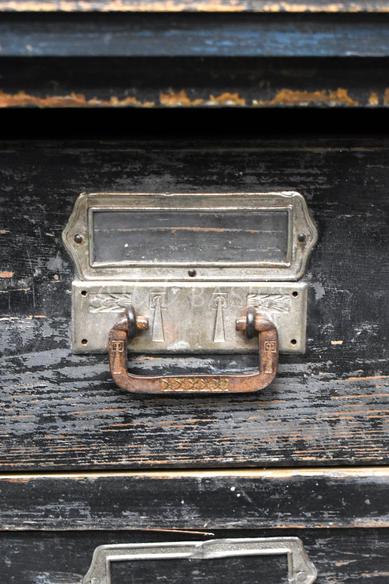 Detail van Ladenkast, grijs, zwart, materiaal hout