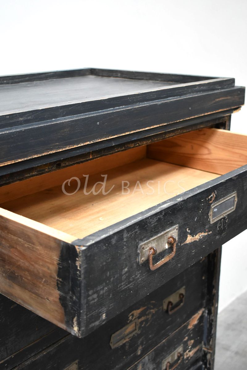 Detail van Ladenkast, grijs, zwart, materiaal hout
