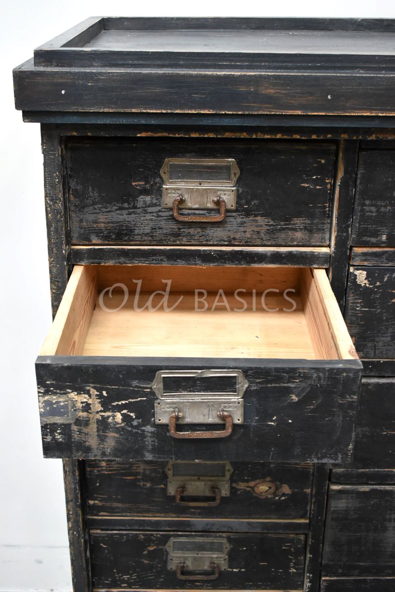 Detail van Ladenkast, grijs, zwart, materiaal hout