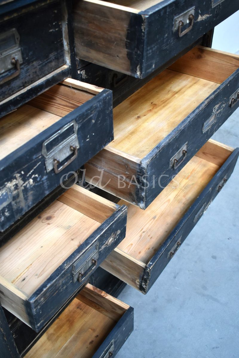 Detail van Ladenkast, grijs, zwart, materiaal hout