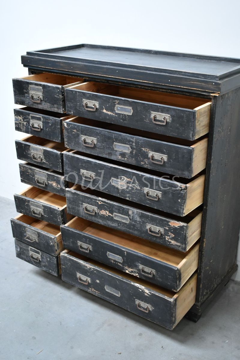 Detail van Ladenkast, grijs, zwart, materiaal hout
