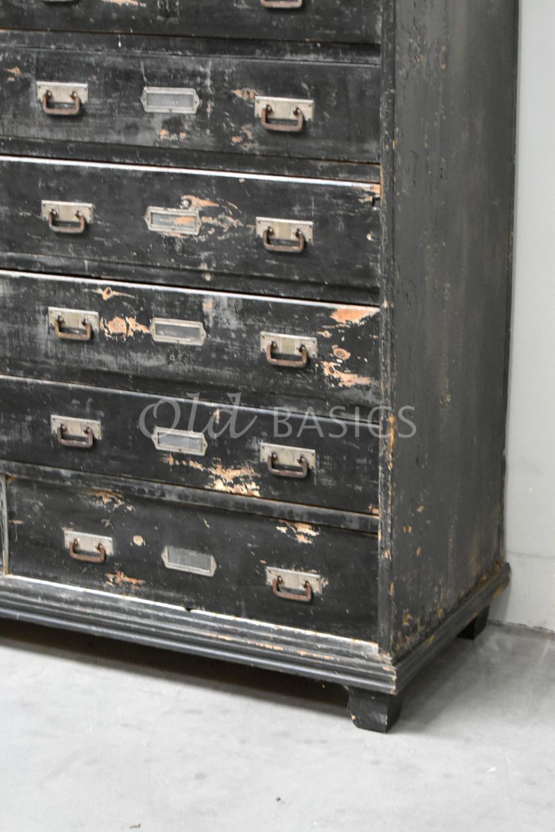 Detail van Ladenkast, grijs, zwart, materiaal hout