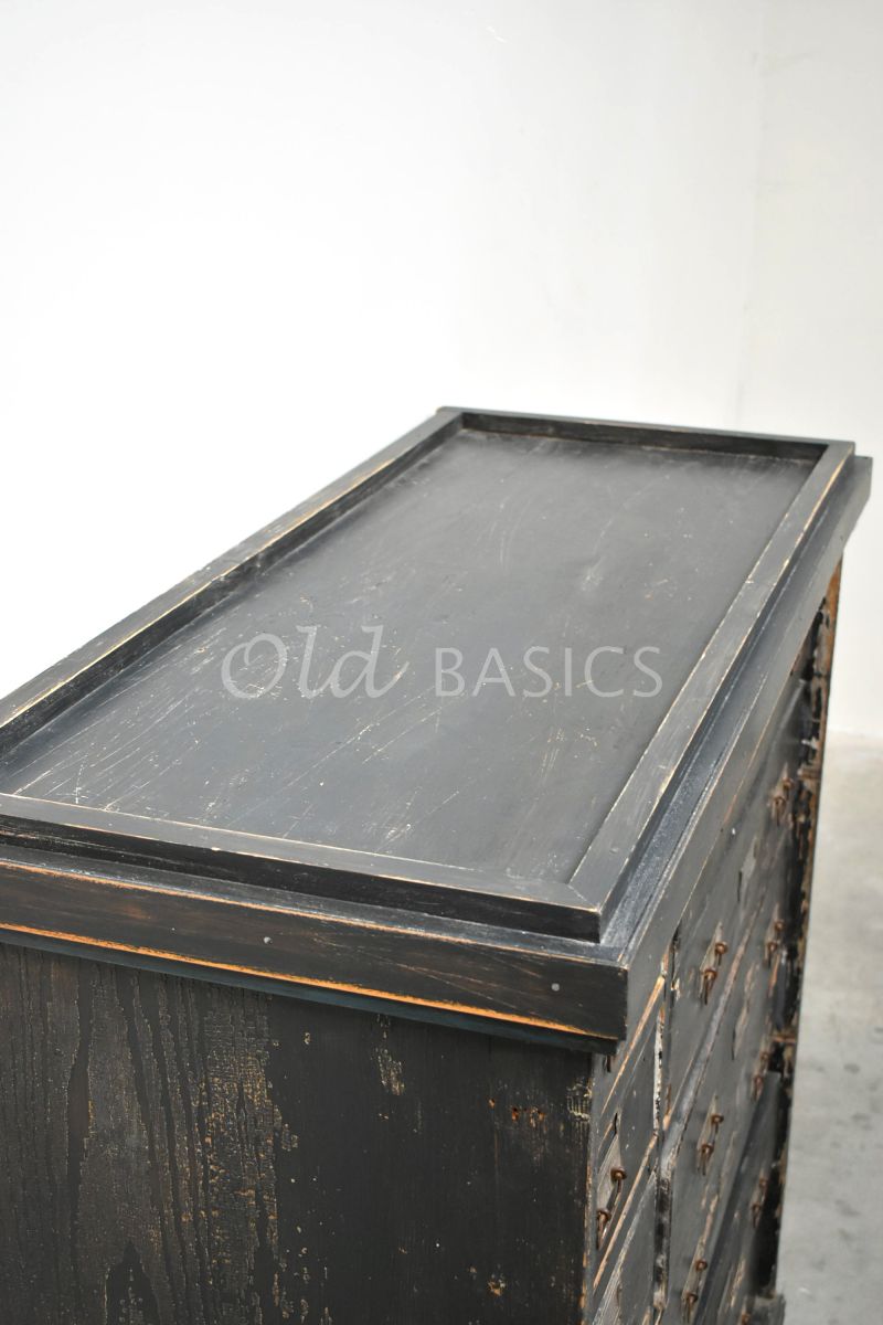 Detail van Ladenkast, grijs, zwart, materiaal hout