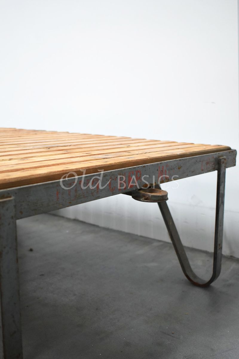 Detail van Salontafel, materiaal hout